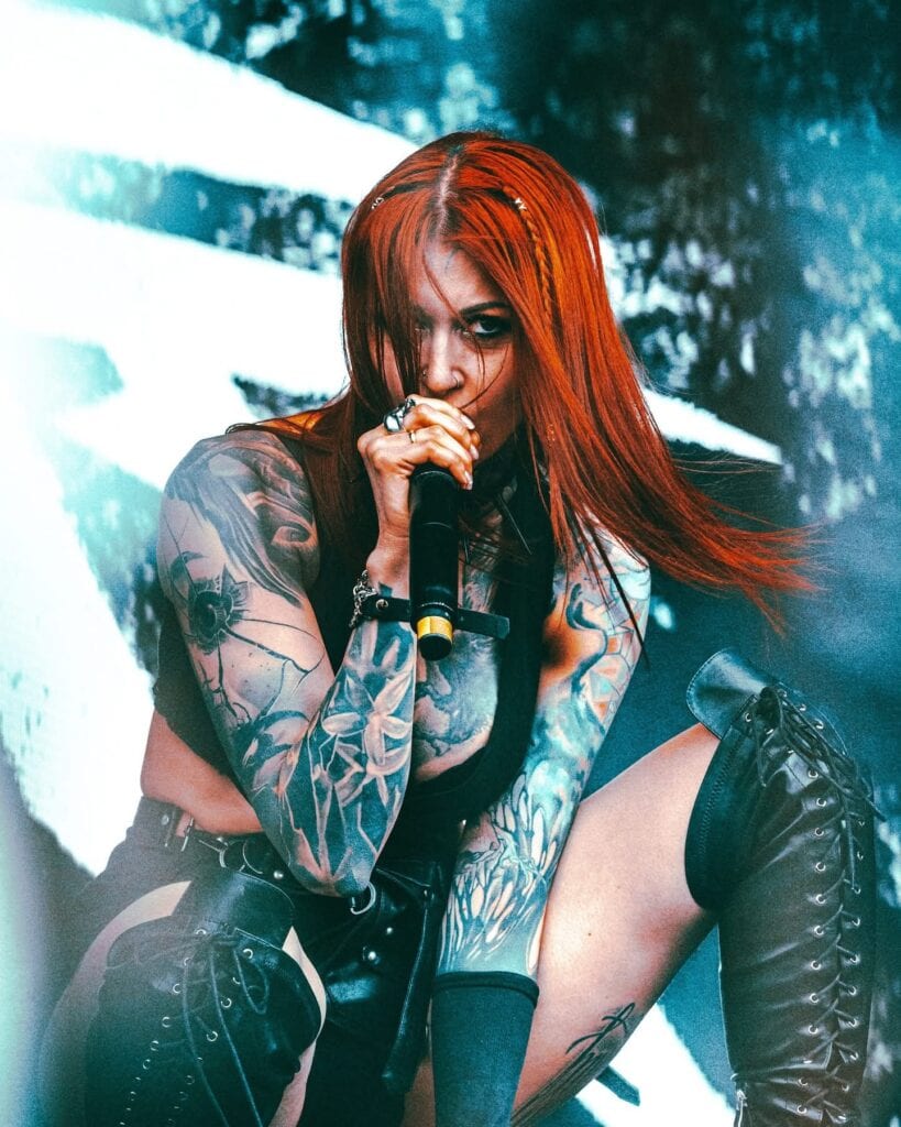 Upclose image of Rachel Aspe performing live